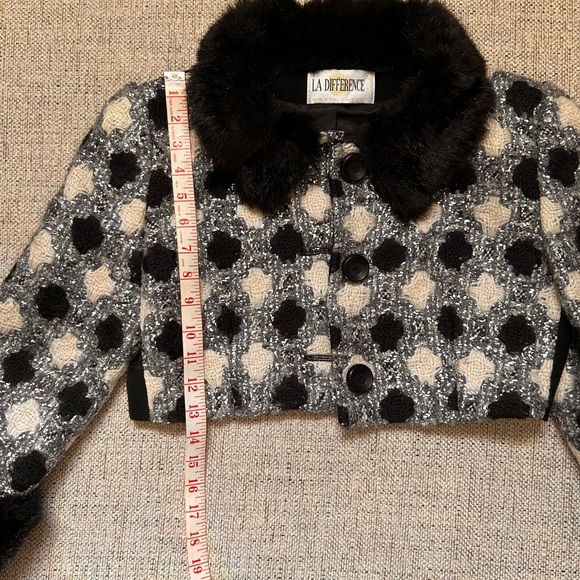LA DIFFERENCE Cropped Jacket
Monte Carlo
Made in Italy
Size 4/6 - Picture 7 of 14